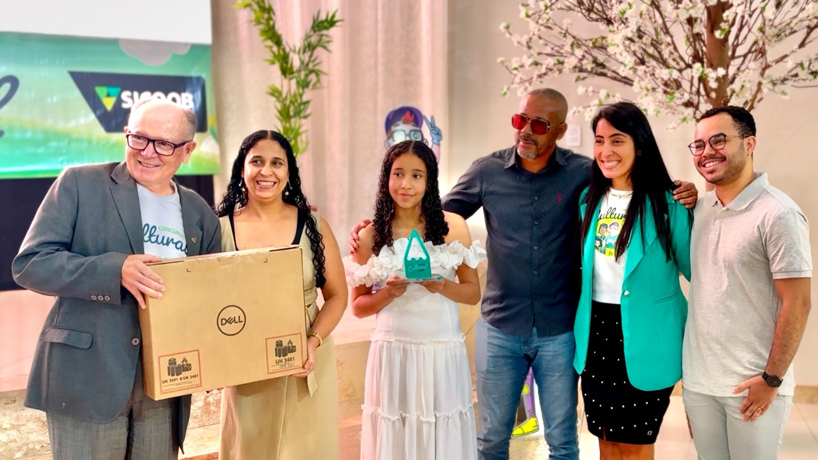 IMAGEM Kayla Souza vencedora categoria poemas Concurso Cultural Sicoob nacional